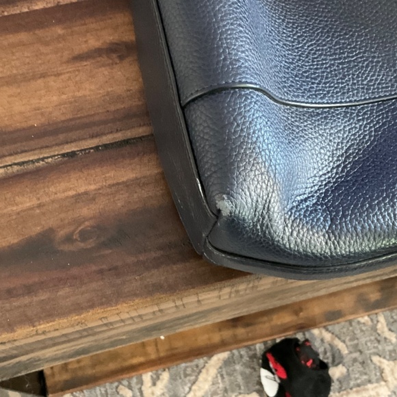 Navy blue Coach shoulder bag with gold hardware - Picture 9 of 10